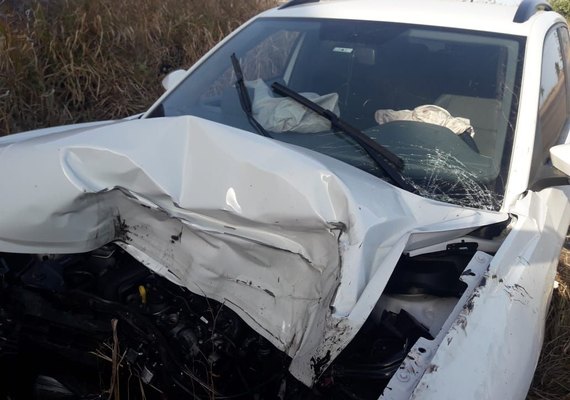 Na AL-101 Sul, roda de caminhão se solta e bate de frente em carro no sentido contrário