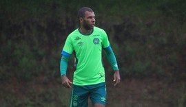 Amaral rompe ligamento do joelho e desfalca Chapecoense por até seis meses