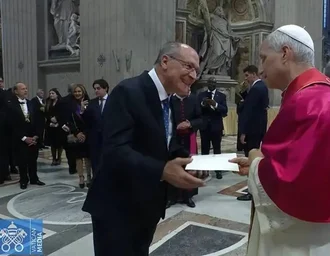 Alckmin entrega ao Papa convite para visitar o Brasil durante a COP30