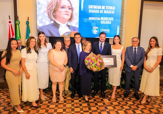 Câmara destaca pioneirismo de Marluce Caldas durante entrega de título de cidadã maceioense