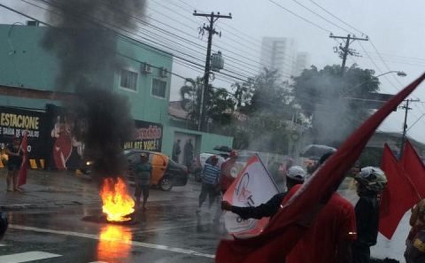 Protestos da greve geral começam em Alagoas com queima de pneus em Maceió