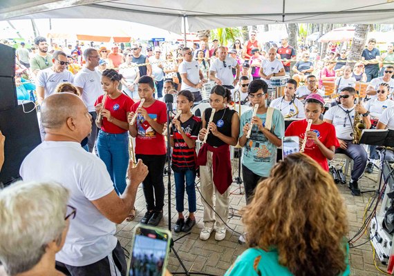 PM leva música e diversão a crianças na orla de Maceió