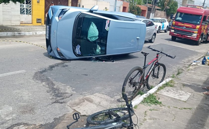 Carro colide com outro veículo e capota no bairro do Cruz das Almas