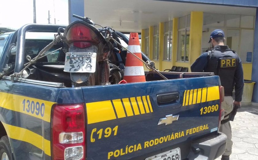 PRF recupera em São Sebastião e Maravilha caminhão e moto roubados há poucos dias