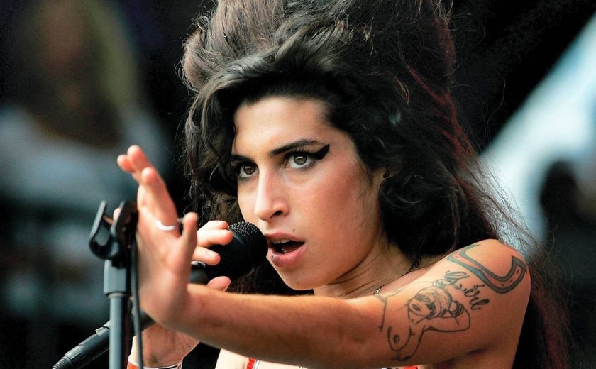Pai de Amy Winehouse diz que vê espírito da cantora com frequência