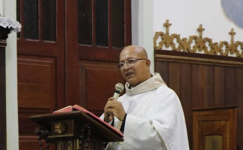 Padre Nilton Marques recebe homenagens durante seu enterro em Maceió