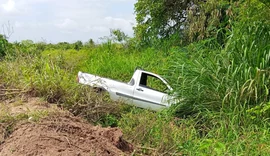 Motorista perde o controle do carro ao tentar desviar de buraco na AL-115