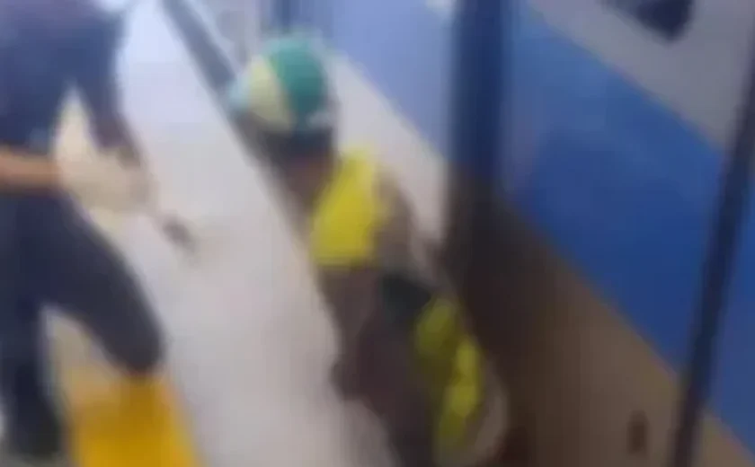 Homem que ficou preso entre trem e plataforma do metrô de Salvador está em estado grave