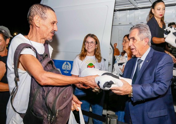 População em situação de rua recebe 200 cobertores do TJAL nas praças Deodoro e dos Martírios