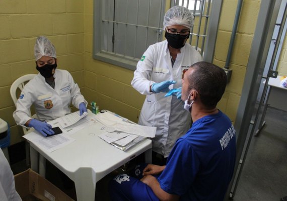 Instituto de Criminalística de Alagoas coleta DNA de presos da Operação Flashback II