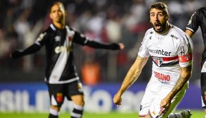 Com gol relâmpago de Pratto, São Paulo bate Vasco e quebra jejum