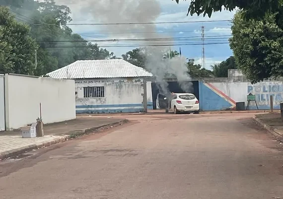 Criminosos com fuzis invadem base da PM e explodem empresa de transporte de valores