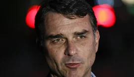 Flávio Bolsonaro admite cobrança a Daniel Vorcaro, mas nega crime
