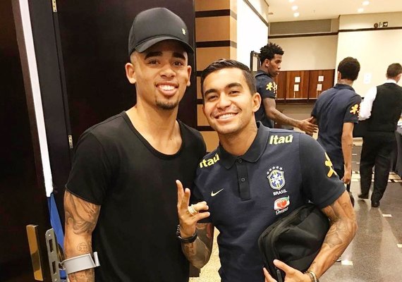 Gabriel Jesus visita Seleção e diz que ainda não tem data para voltar