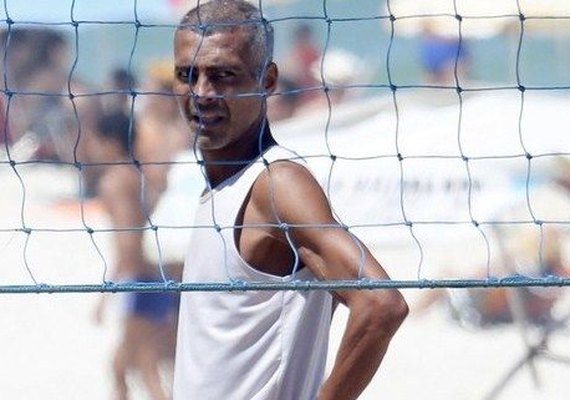 Romário joga futevolêi na praia e novo shape volta a chamar a atenção
