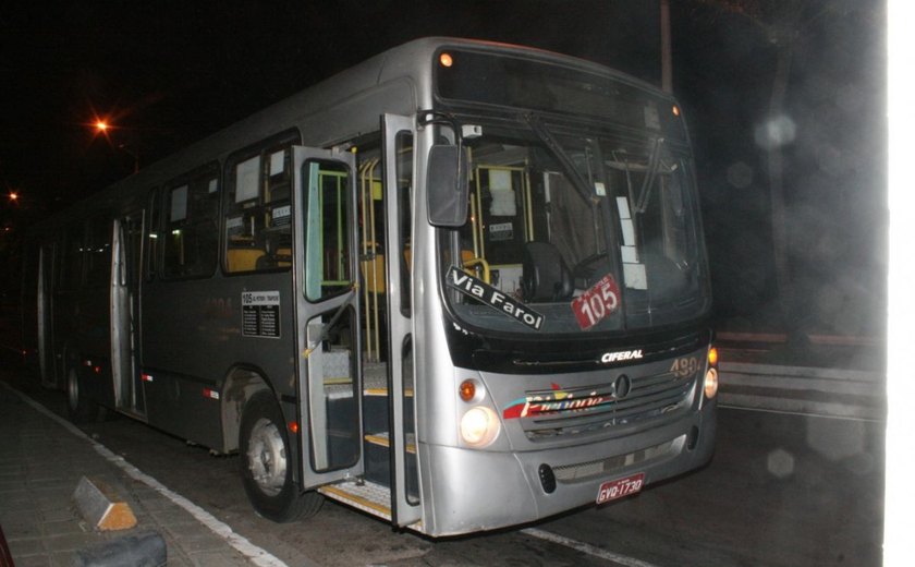 Polícia impede assalto a ônibus no Jacintinho e detém dois jovens