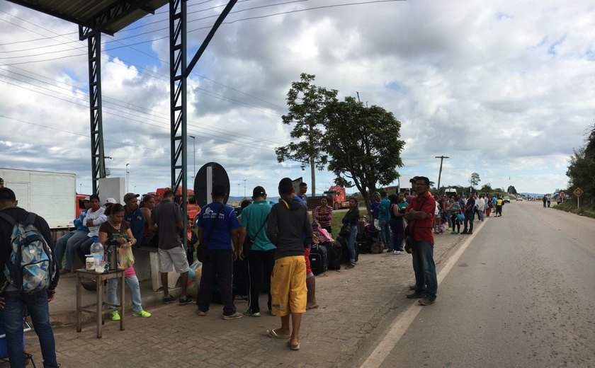 Venezuelanos amanhecem em fila para obter visto e cruzar fronteira brasileira