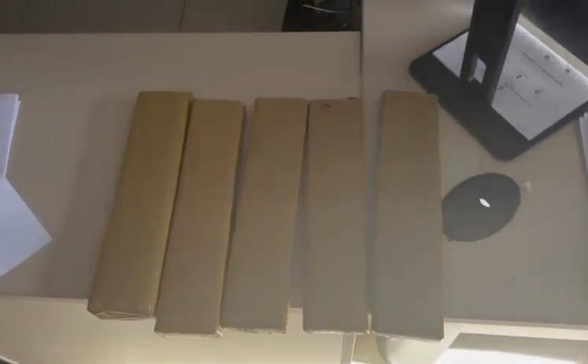 PC/AL e Receita Federal prendem homem com 4,7 kg de maconha em entrega vigiada