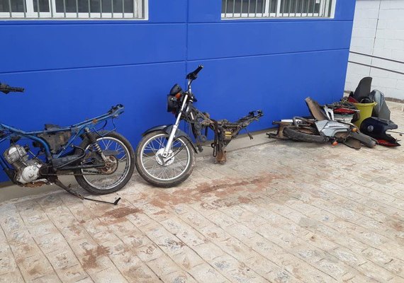 Após denúncia, guarnição da PM localiza suposto desmanche de motocicletas