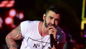 Gusttavo Lima abandona palco de show após troca de tiros em show; veja o vídeo