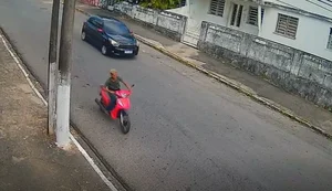 Câmeras flagram furto de motocicleta em rua movimentada do bairro Farol, em Maceió