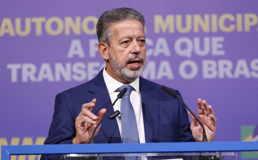 Arthur Lira participa da solenidade no Planalto e é reconhecido por papel central na lei que garante isenção de IR para 15 milhões de brasileiros