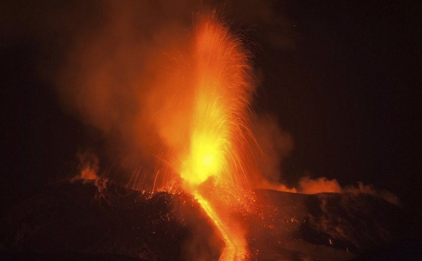 Na Itália, vulcão Etna entra em erupção mas não traz riscos à população