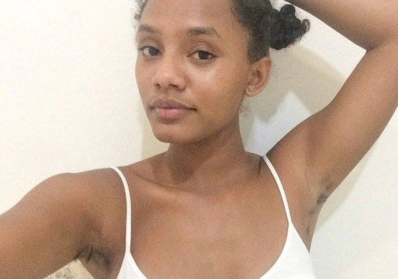 Jéssica Ellen exibe axila com pelos e rebate críticas: 'Sou uma mulher livre'