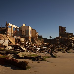 Avanço do mar ameaça construções e faixa costeira de Atafona