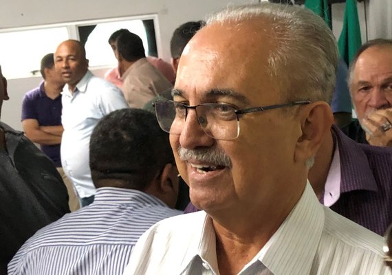 Teófilo improvisa gabinete entre hospital e prefeitura
