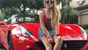 Larissa Manoela posa com Ferrari vermelha de R$ 1,9 milhão nos EUA