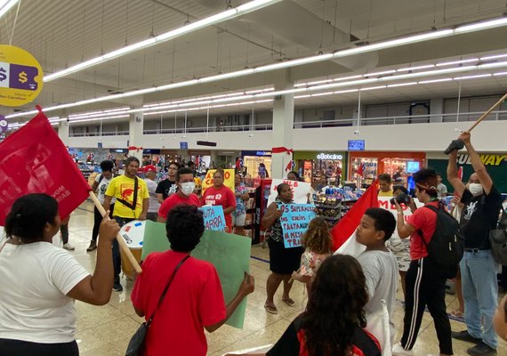 Famílias ocupam supermercado em protesto por cestas básicas