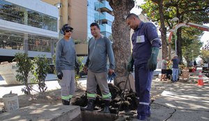 Prefeitura realiza serviços de prevenção contra alagamentos na Avenida Sandoval Arroxelas