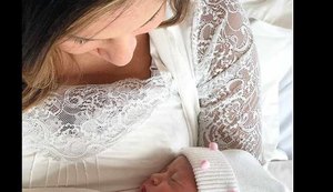 Claudia Leitte aparece com a filha e mostra rostinho da bebê na internet