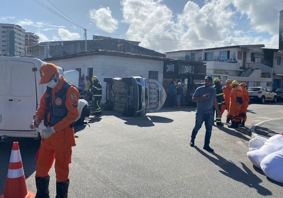 Após colisão, carro tomba no bairro de Cruz das Almas, em Maceió