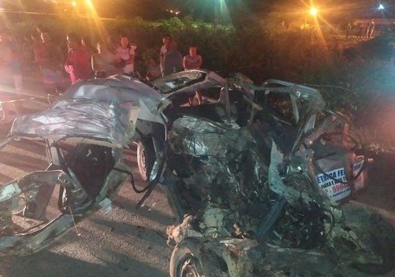 Colisão deixa carro destruído e motorista morre preso às ferragens na BR-316