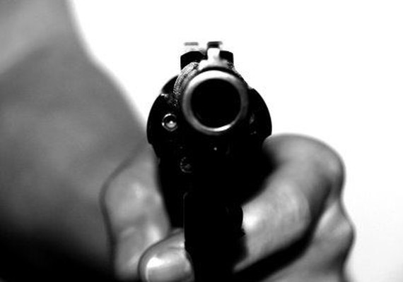 Homem é assassinado com quatro tiros dentro de bar