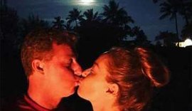 Angélica aparece beijando Luciano Huck em foto romântica no Havaí
