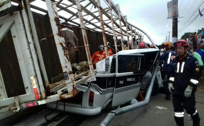 Caminhão de gás cai sobre Kombi e deixa mortos e feridos em Pernambuco