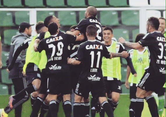 Figueirense vence Náutico por 3 a 0 e lidera a Série B