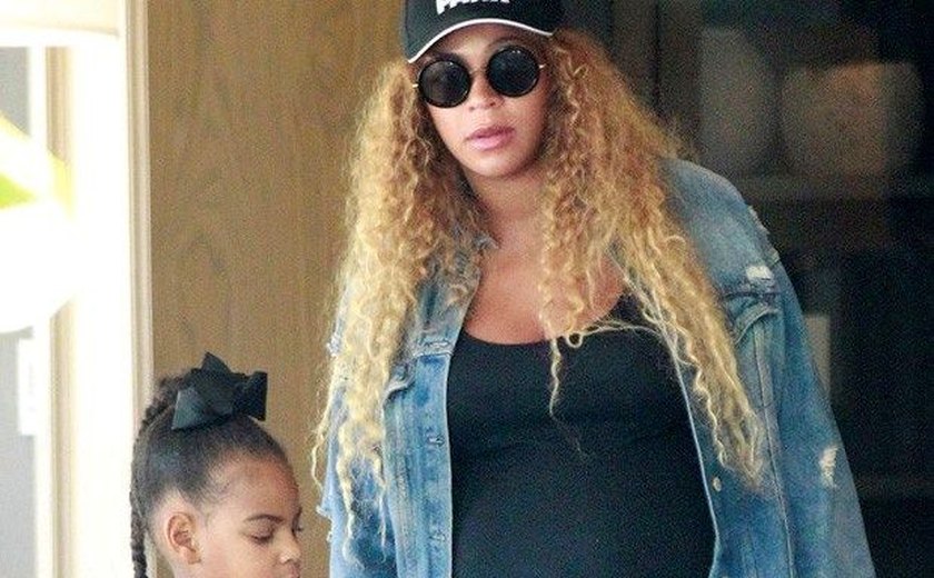 Beyoncé mostra barrigão de grávida durante passeio com a filha Blue Ivy