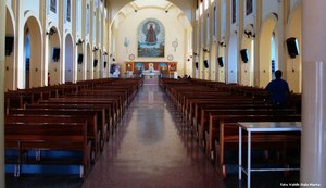 Dupla invade igreja e assalta homem que estava rezando