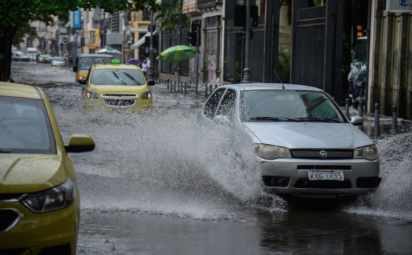 Chuva forte faz Rio de Janeiro entrar em estágio de atenção