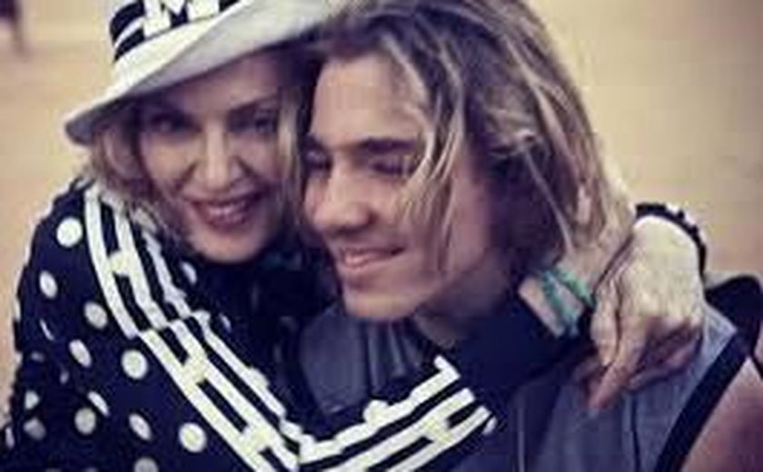 Aos 16 anos, filho de Madonna é detido por posse de maconha na Inglaterra