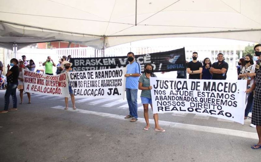 Moradores de bairros atingidos com rachaduras bloqueiam portões da Braskem em Maceió