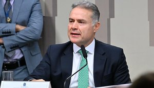 Renan Filho lança contagem de dias de silêncio de JHC sobre Banco Master