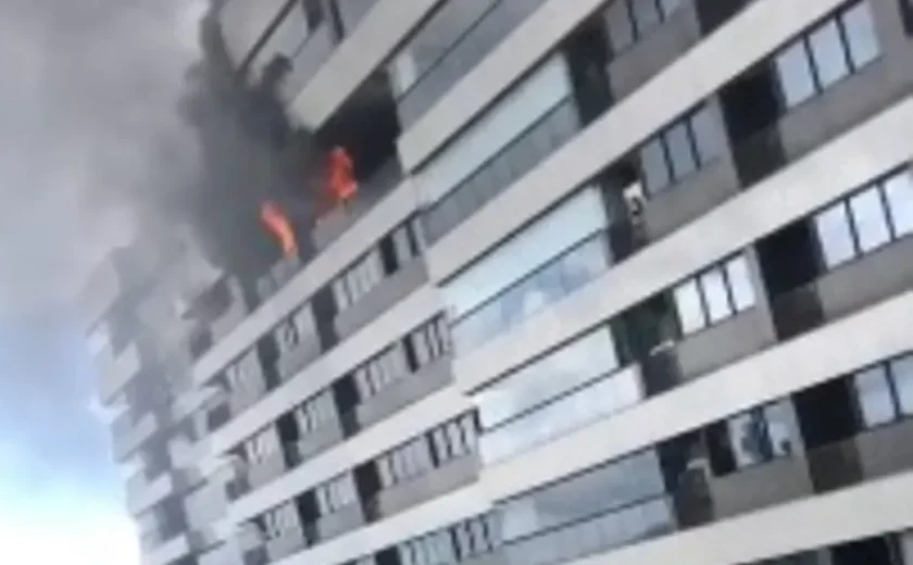 Curto-circuito pode ter provocado incêndio em apartamento na Ponta Verde
