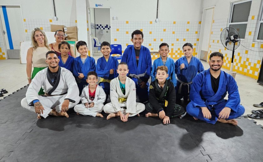 Projeto voluntário de jiu-jitsu muda vida de alunos de escola pública