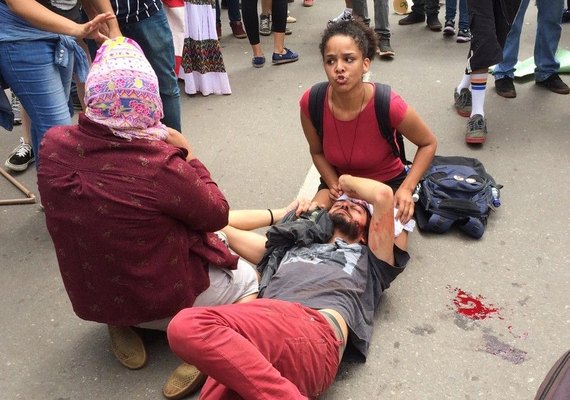 Manifestantes entram em confronto com a PM e homem fica gravemente ferido