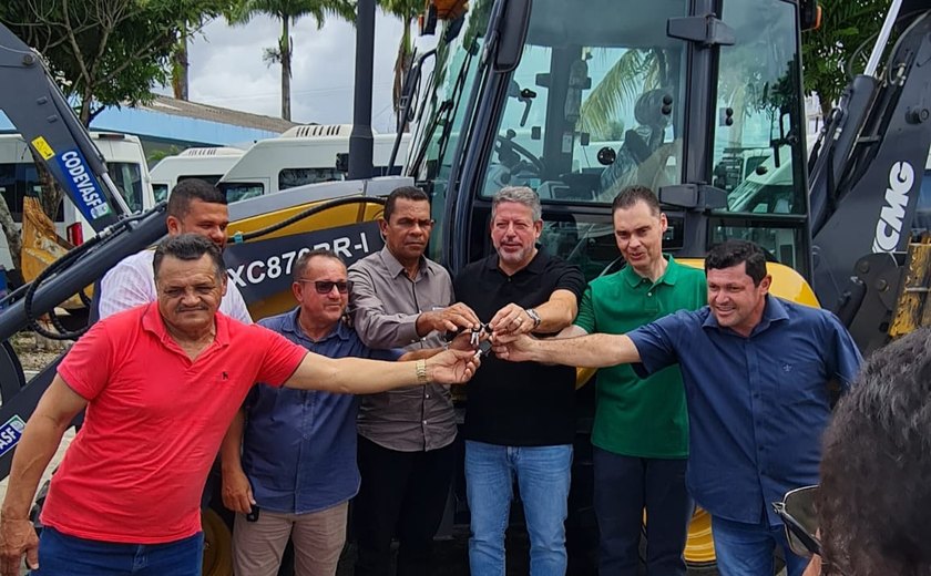 Arthur Lira vai a Penedo, entrega veículos e faz balanço de investimentos em prol de Alagoas